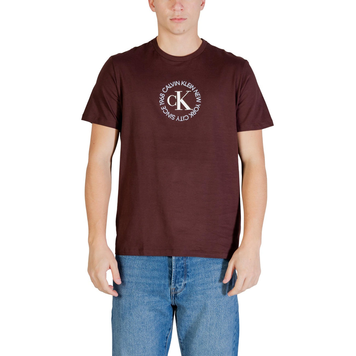 Image 5 : Look casual homme avec t-shirt Calvin Klein Jeans bordeaux logo rond et jean slim bleu — Delvale