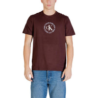 Image 5 : Look casual homme avec t-shirt Calvin Klein Jeans bordeaux logo rond et jean slim bleu — Delvale