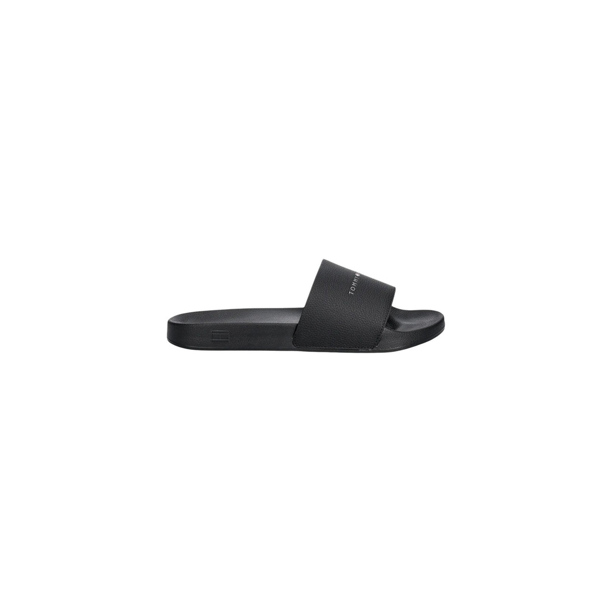 Image 1 : Mule homme Tommy Hilfiger noire vue de profil droit, bandeau large texturé avec logo signature blanc et semelle épaisse — Delvale