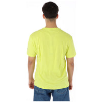 Image 2 : Vue rapprochée du print North Sails Newport Rhode Island USA sur t-shirt jaune, typographie marine contrastée — Delvale