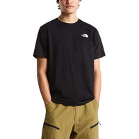 Image 4 : T-shirt The North Face homme blanc porté avec un pantalon kaki, style casual urbain — Delvale