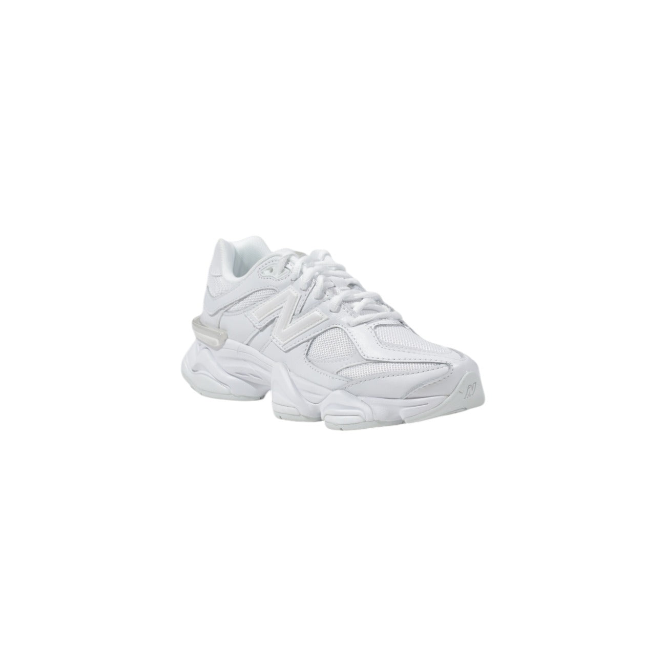 New Balance 9060 blanche vue avant trois-quarts avec lacets blancs