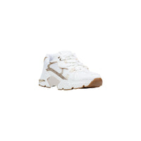 Image 2 : Baskets Guess Carrli femme blanc et doré, vue de face montrant les détails dorés et la silhouette généreuse — delvale
