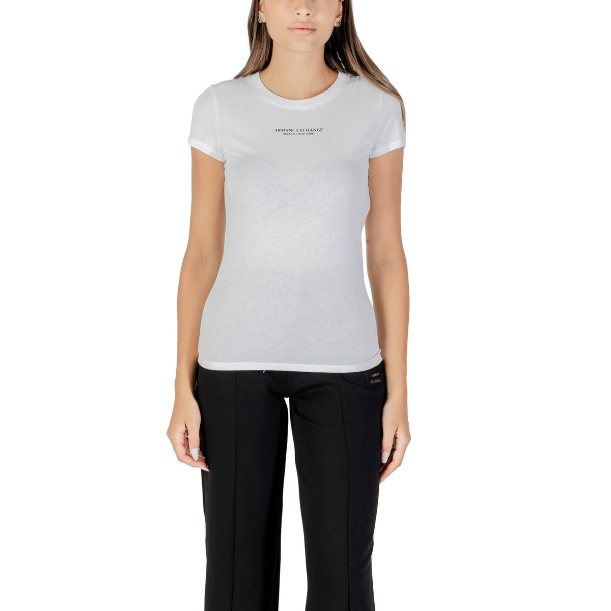 Image 4 : Coupe et finitions du t-shirt Armani Exchange femme noir design urbain — delvale
