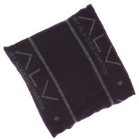 Image 2 : Détail écharpe violette Alviero Martini montrant la texture et l'impression — delvale