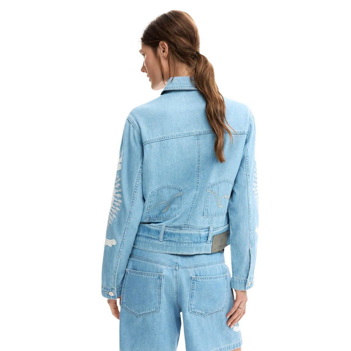 Image 3 : Veste Desigual femme bleu azur portée, coupe classique en coton avec motif imprimé — Delvale
