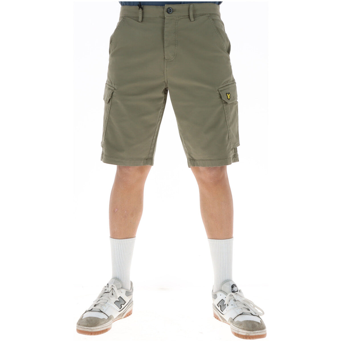 Image 1 : Bermuda cargo Lyle & Scott homme coloris kaki porté de face avec poches latérales visibles et logo brodé jaune sur la cuisse — Delvale
