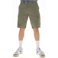 Image 1 : Bermuda cargo Lyle & Scott homme coloris kaki porté de face avec poches latérales visibles et logo brodé jaune sur la cuisse — Delvale