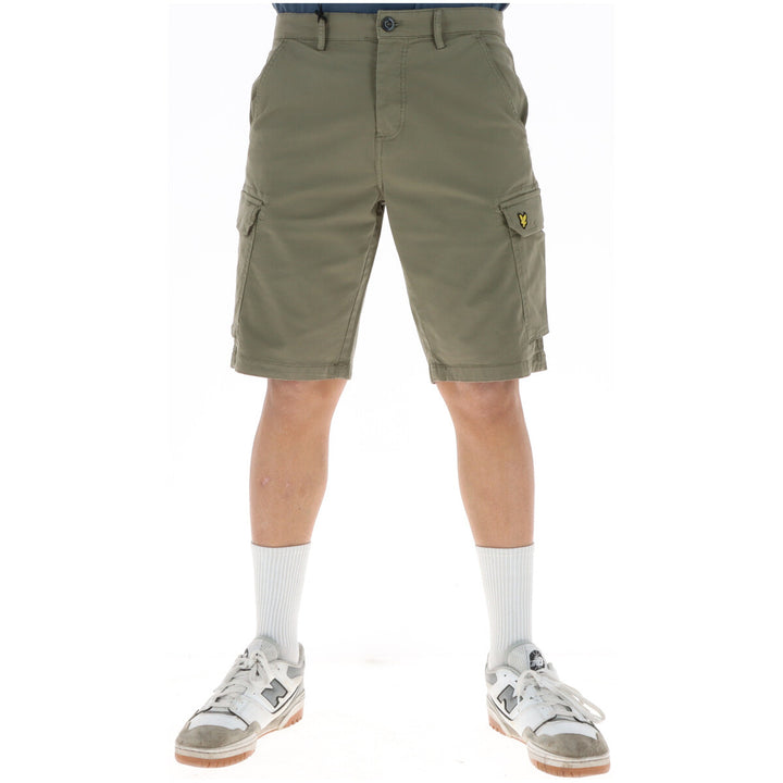 Image 1 : Bermuda cargo Lyle & Scott homme coloris kaki porté de face avec poches latérales visibles et logo brodé jaune sur la cuisse — Delvale