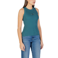 Image 4 : Débardeur slim Calvin Klein Jeans vert canard porté par une femme, mise en valeur de la coupe ajustée et du jersey côtelé — Delvale
