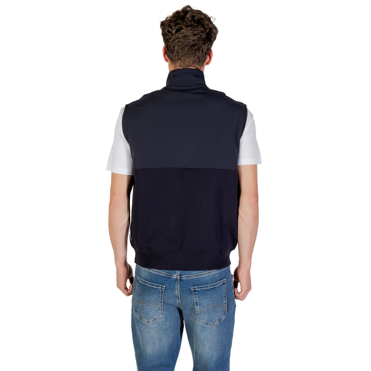 Image 2 : Gilet sans manches Armani Exchange bleu marine, détail de la construction bimatière et du col montant — vue rapprochée — Delvale