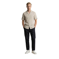 Image 5 : Chemise Gianni Lupo lin beige col V portée, look décontracté homme été — delvale