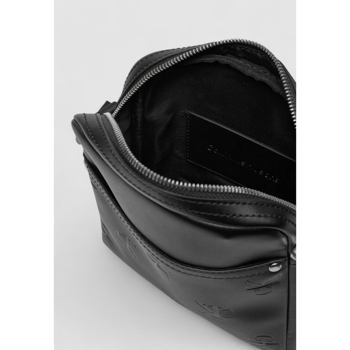Détail Fermeture Zip Gunmetal Sacoche Calvin Klein Noir Monogramme — Delvale