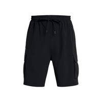Bermuda cargo Under Armour homme noir de face sur fond blanc, ceinture élastiquée avec cordon et poches cargo des deux côtés