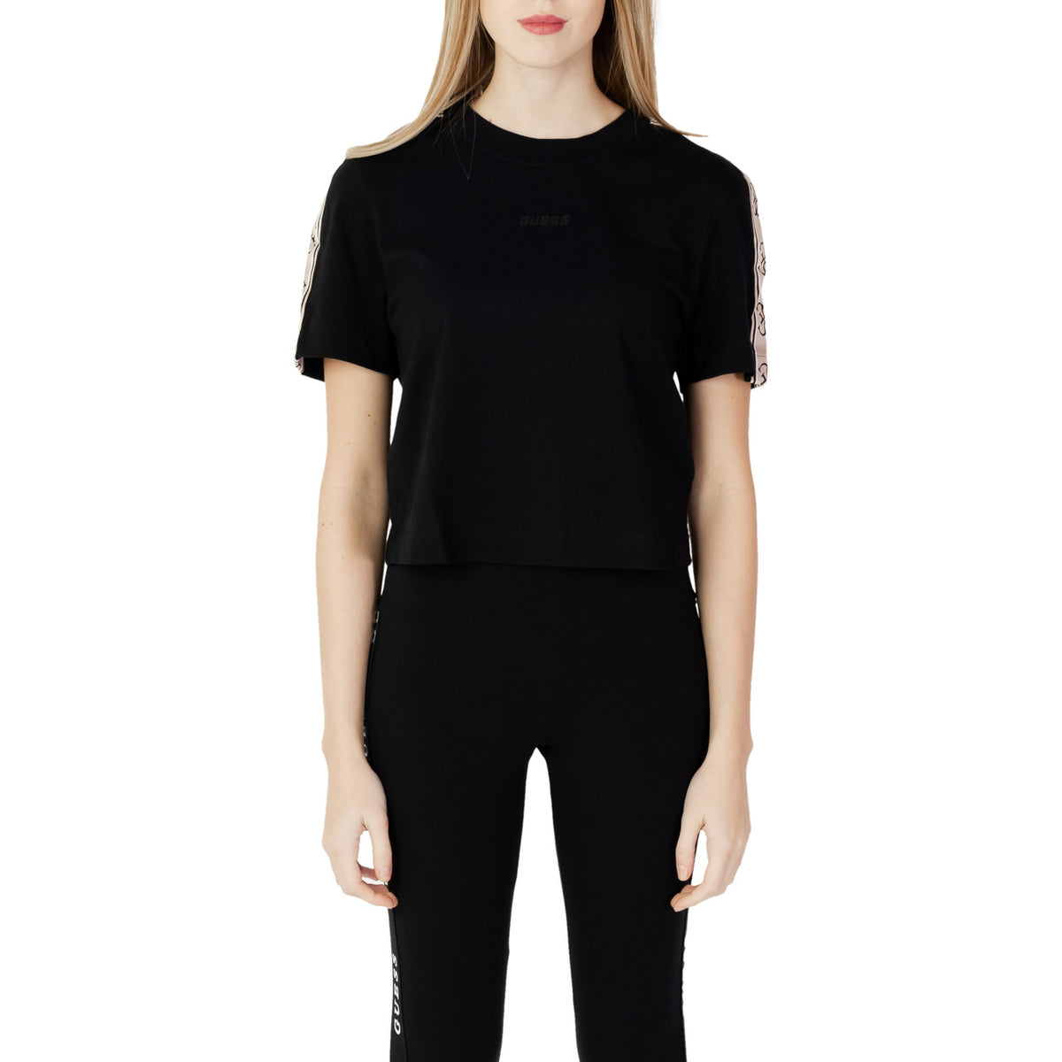T-shirt crop Guess Active femme noir, coupe carrée courte, bandes monogramme aux épaules, logo ton sur ton centré poitrine