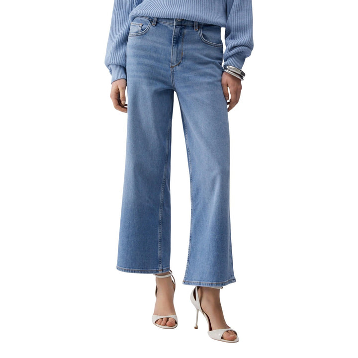 Image 1 : Jean wide leg femme Liu Jo bleu délavé stretch taille haute porté avec sandales à talons blanches et pull côtelé bleu — Delvale