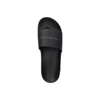 Image 2 : Mule Tommy Hilfiger homme noire, détail du bandeau en polyuréthane grainé façon cuir et inscription de la marque — Delvale