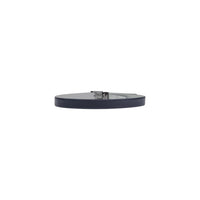 Image 2 : Détail de la boucle logotée Armani Exchange finition gunmetal sur ceinture cuir bleu marine — Delvale