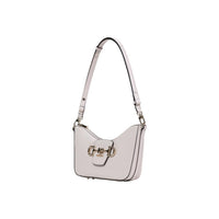 Image 2 : Détail de la fermeture twist cadenas doré et du logo Guess en relief sur le sac baguette blanc cassé — Delvale