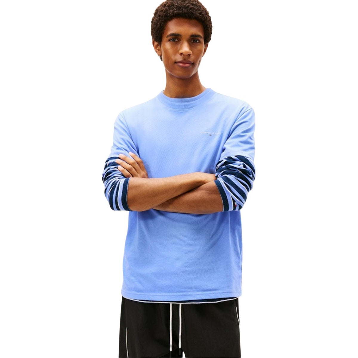 Image 2 : Détail du t-shirt Tommy Hilfiger Jeans bleu azur pour homme, coupe moderne et finitions premium — Delvale