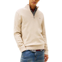 Image 4 : Pull Tommy Hilfiger Jeans bleu marine porté, coupe moderne et ajustée — Delvale