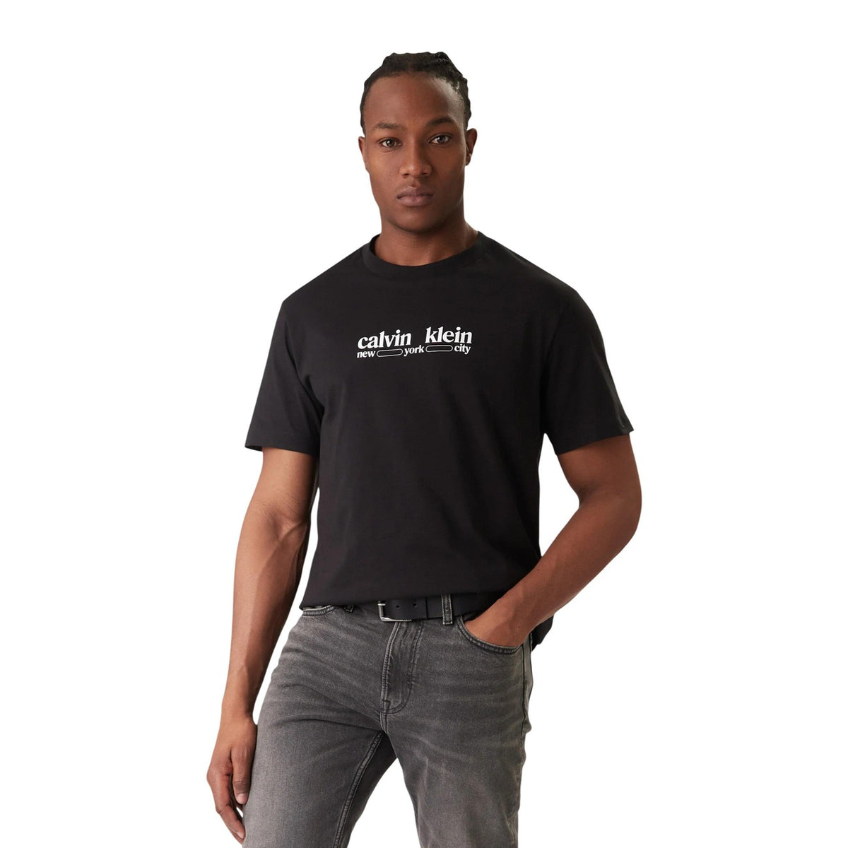 Image 6 : Mannequin masculin aux cheveux bouclés portant un t-shirt Calvin Klein Jeans marron à logo, style modern et iconique — Delvale