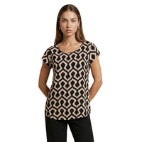 Image 1 : Blouse femme Only imprimé ikat géométrique noir et beige, coupe loose, manches courtes, portée par une femme de face sur fond blanc — Delvale