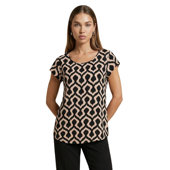 Image 1 : Blouse femme Only imprimé ikat géométrique noir et beige, coupe loose, manches courtes, portée par une femme de face sur fond blanc — Delvale