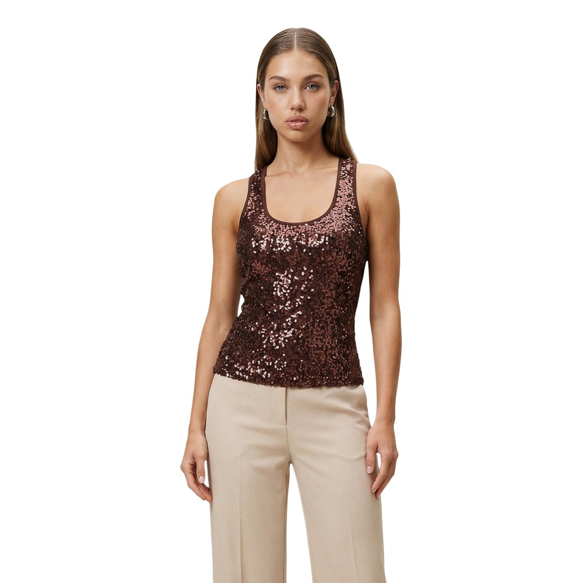 Image 1 : Top à bretelles pailleté Artigli femme, coloris brun chocolat aux reflets rosés, encolure ronde, vue de face porté avec pantalon beige — Delvale