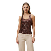 Image 1 : Top à bretelles pailleté Artigli femme, coloris brun chocolat aux reflets rosés, encolure ronde, vue de face porté avec pantalon beige — Delvale
