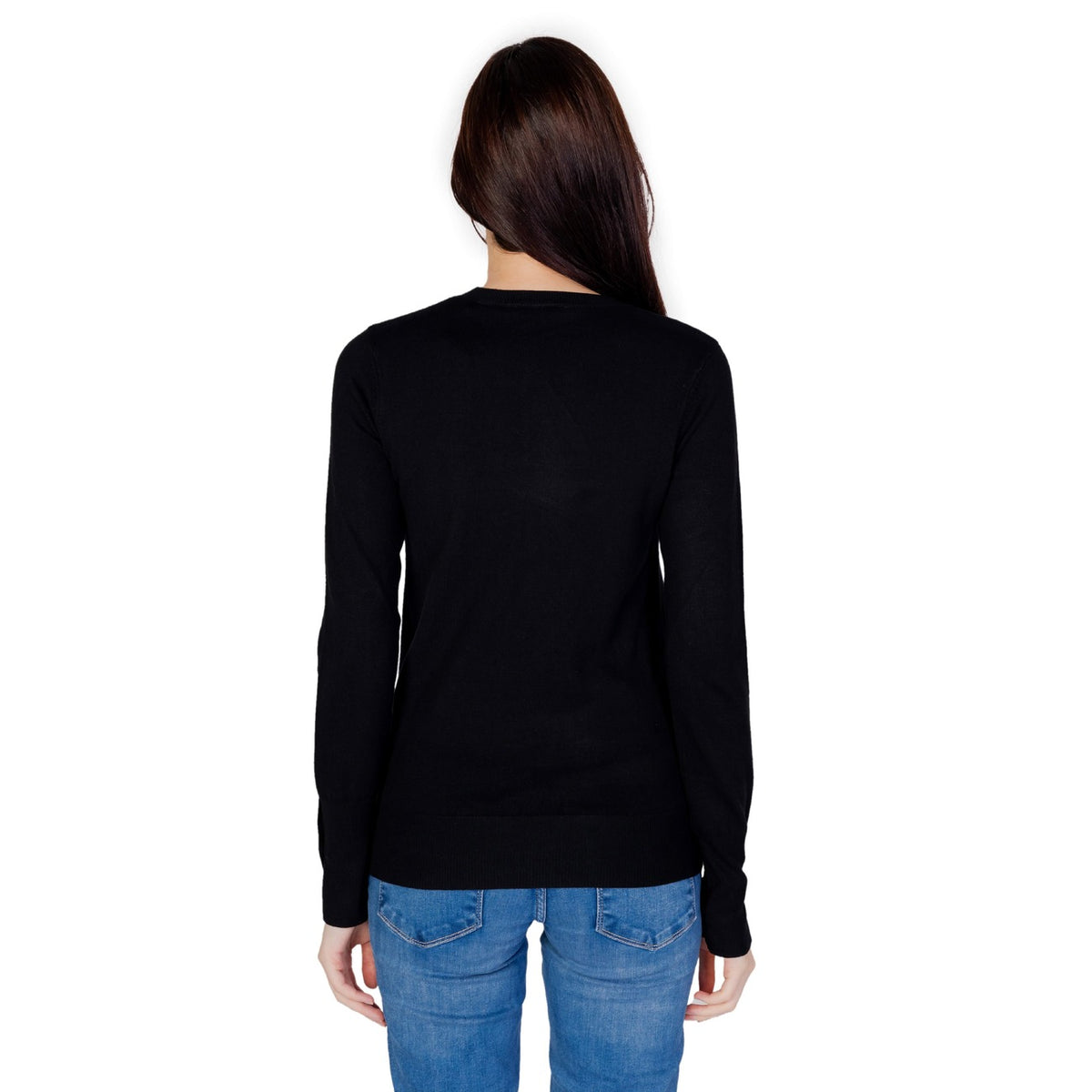 Image 2 : Détail du pull noir Guess femme montrant la qualité du coton et la finition élégante — delvale