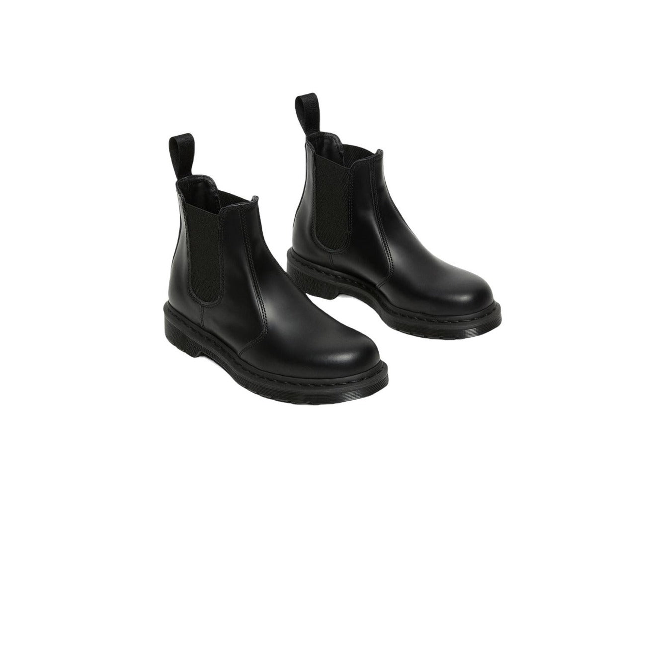 Paire de Dr. Martens 2976 Mono noires, vue avant trois-quarts, bottines Chelsea en cuir noir.