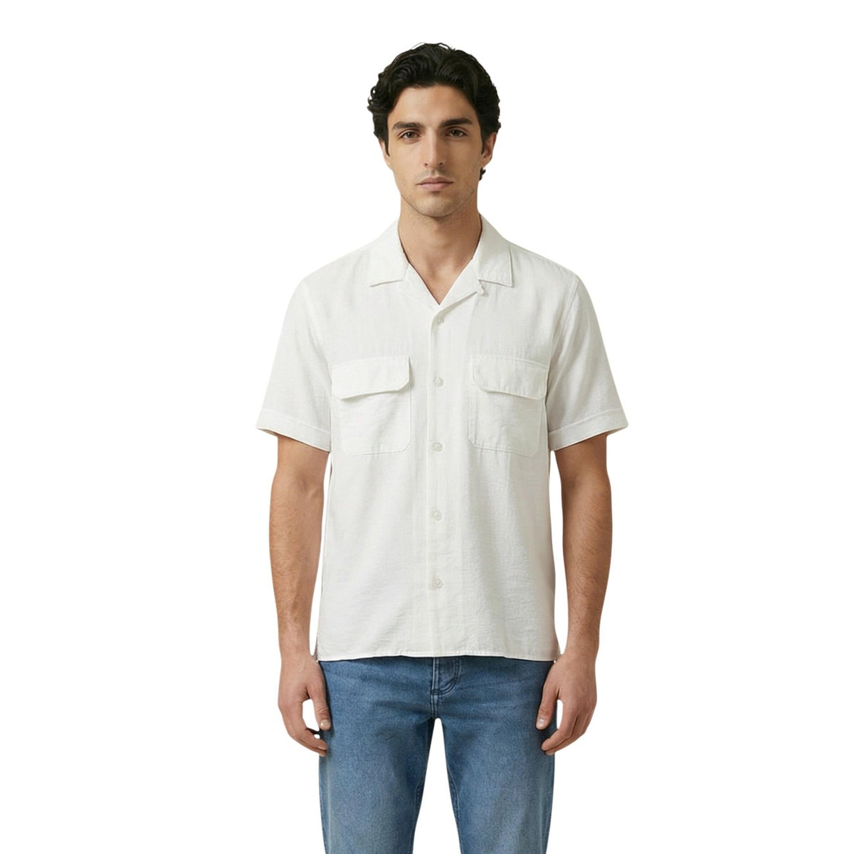Image 1 : Homme portant la chemise Antony Morato manches courtes col camp ivoire avec poches cargo, vue de face — Delvale