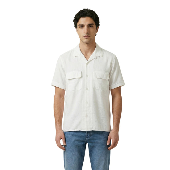Image 1 : Homme portant la chemise Antony Morato manches courtes col camp ivoire avec poches cargo, vue de face — Delvale