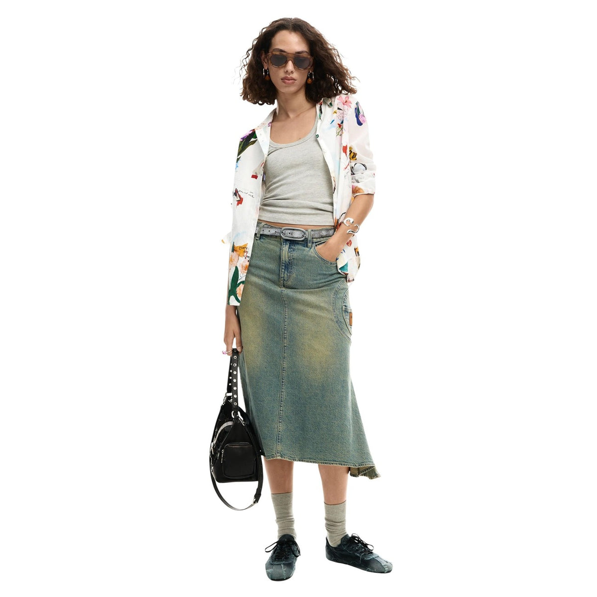 Image 2 : Détail du motif floral coloré sur chemise Desigual femme en coton blanc — delvale