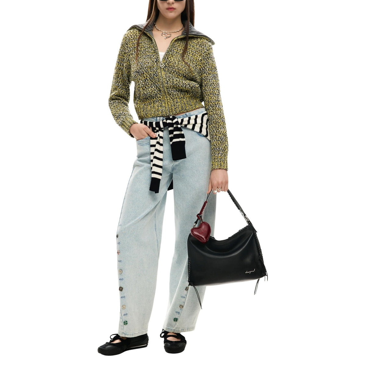 Image 2 : Détail du sac Desigual noir montrant la mini-pochette cœur bordeaux fixée par mousqueton argenté — delvale