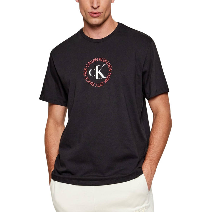 Image 1 : T-shirt Calvin Klein Jeans homme noir avec impression, col rond et manches courtes — Delvale