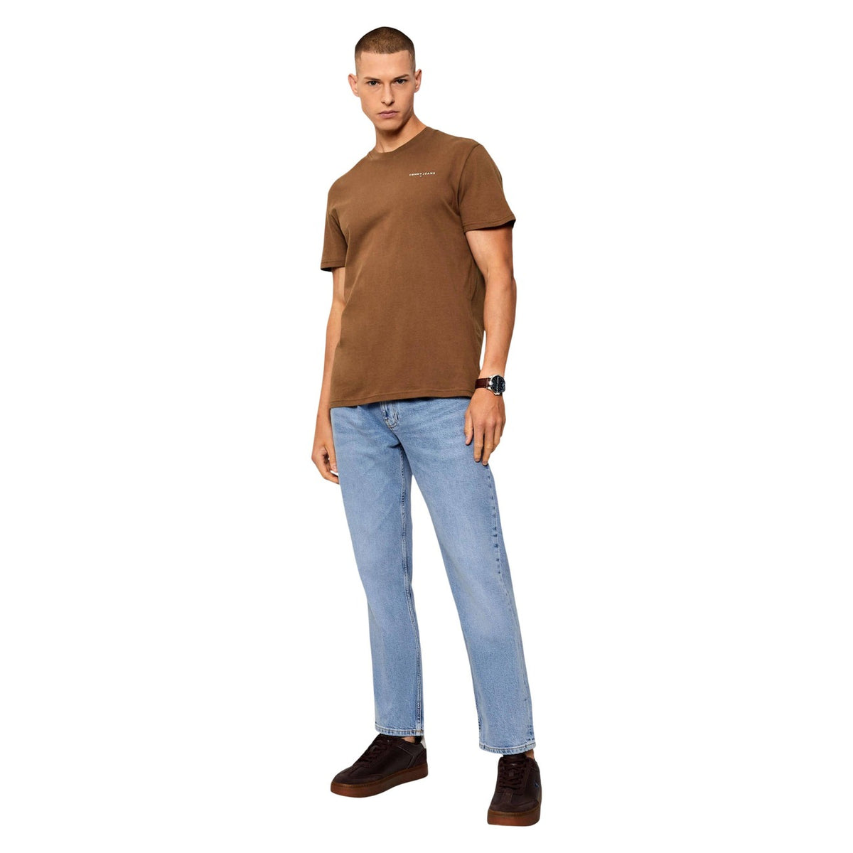 Image 2 : Vue de face du t-shirt Tommy Hilfiger Jeans homme coloris brun caramel avec logo Tommy Jeans discret sur le côté gauche de la poitrine — Delvale
