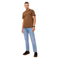 Image 2 : Vue de face du t-shirt Tommy Hilfiger Jeans homme coloris brun caramel avec logo Tommy Jeans discret sur le côté gauche de la poitrine — Delvale