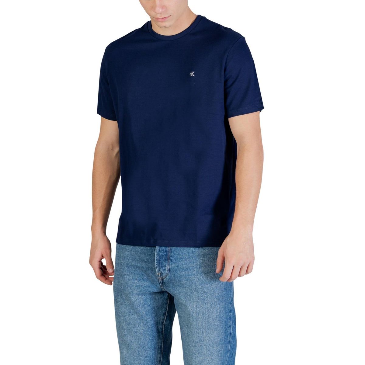 Image 3 : Détail du logo CK brodé sur t-shirt homme Calvin Klein Jeans bleu marine — Delvale