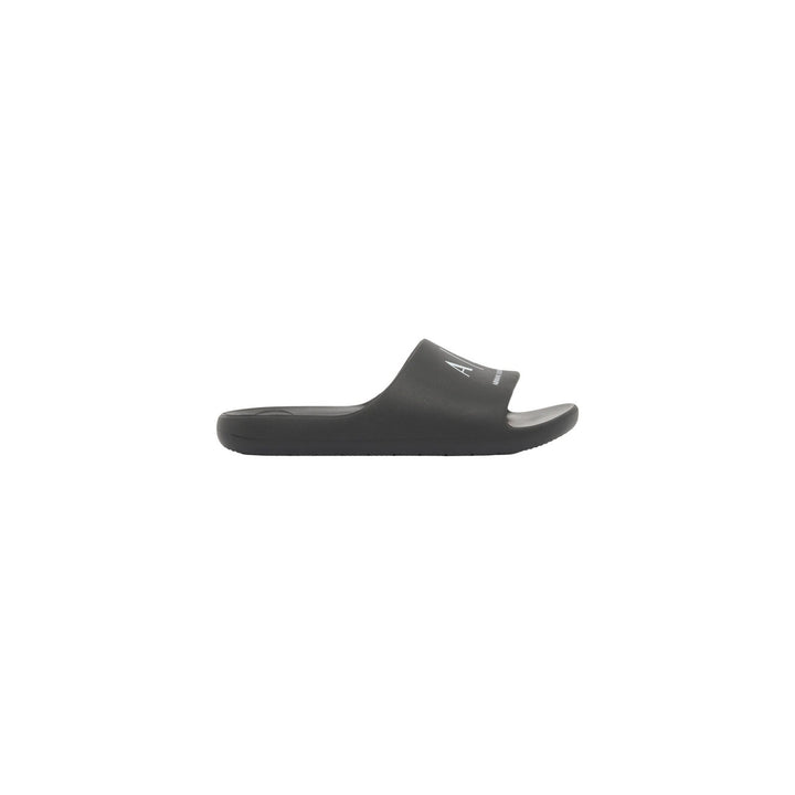 Mules Armani Exchange homme noires vue de trois quarts — claque caoutchouc logo imprimé Ref. XM002744