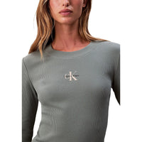 Image 2 : Détail texture pull vert Calvin Klein Jeans coupe féminine — delvale