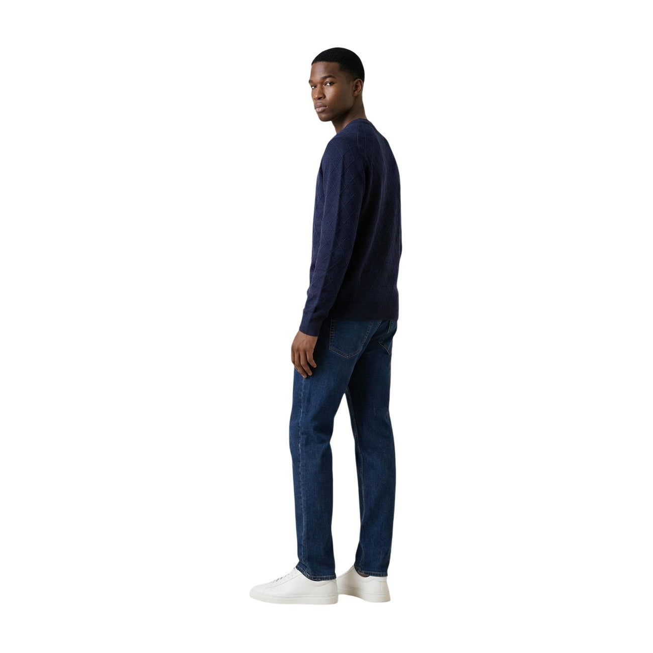 Pull Armani Exchange homme bleu marine – silhouette complète portée avec jean