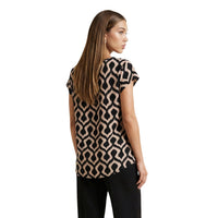 Image 2 : Vue de face de la blouse Only femme motif graphique ikat noir et beige, encolure ronde dégagée — Delvale