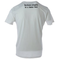 Image 2 : Détail de l'imprimé logo John Richmond en écriture gothique noire arquée sur fond blanc, t-shirt homme — Delvale