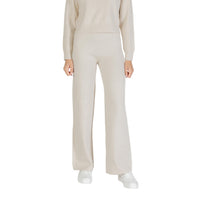 Image 1 : Pantalon femme Choral large beige en tricot doux, coupe palazzo fluide, porté avec un pull coordonné et des baskets blanches — Delvale