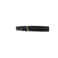 Image 2 : Détail de la boucle dorée rectangle et du logo triangle Guess sur ceinture femme noire texturée — Delvale
