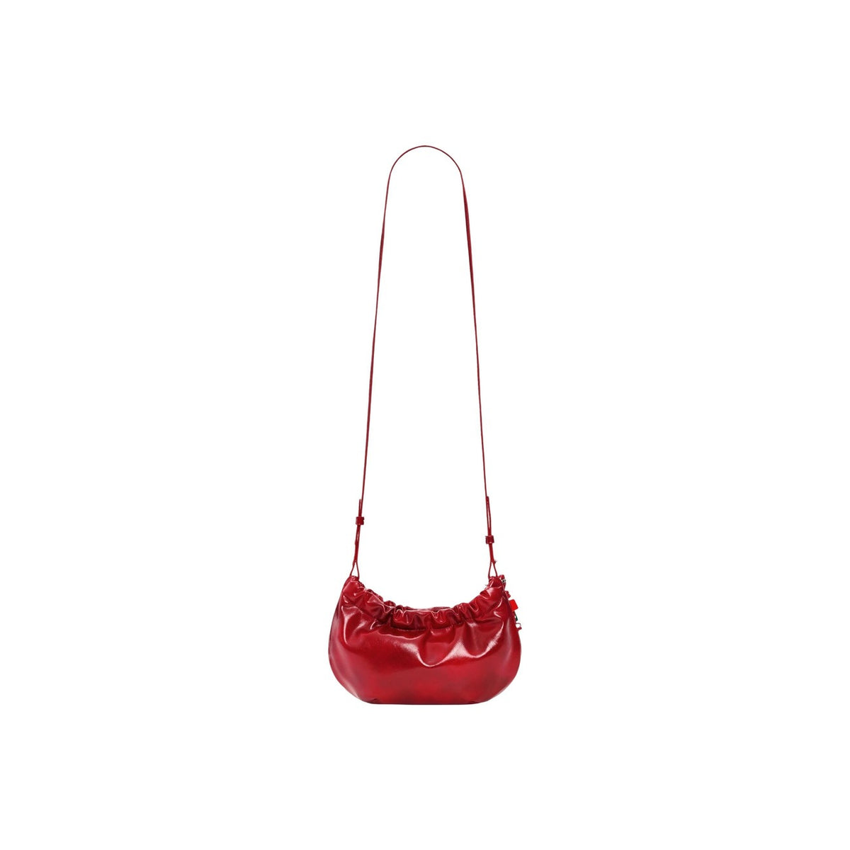 Image 3 : Vue d'ensemble sac Desigual rouge coussin gonflé avec logo et breloques — delvale