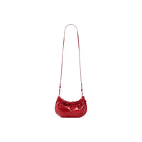 Image 3 : Vue d'ensemble sac Desigual rouge coussin gonflé avec logo et breloques — delvale