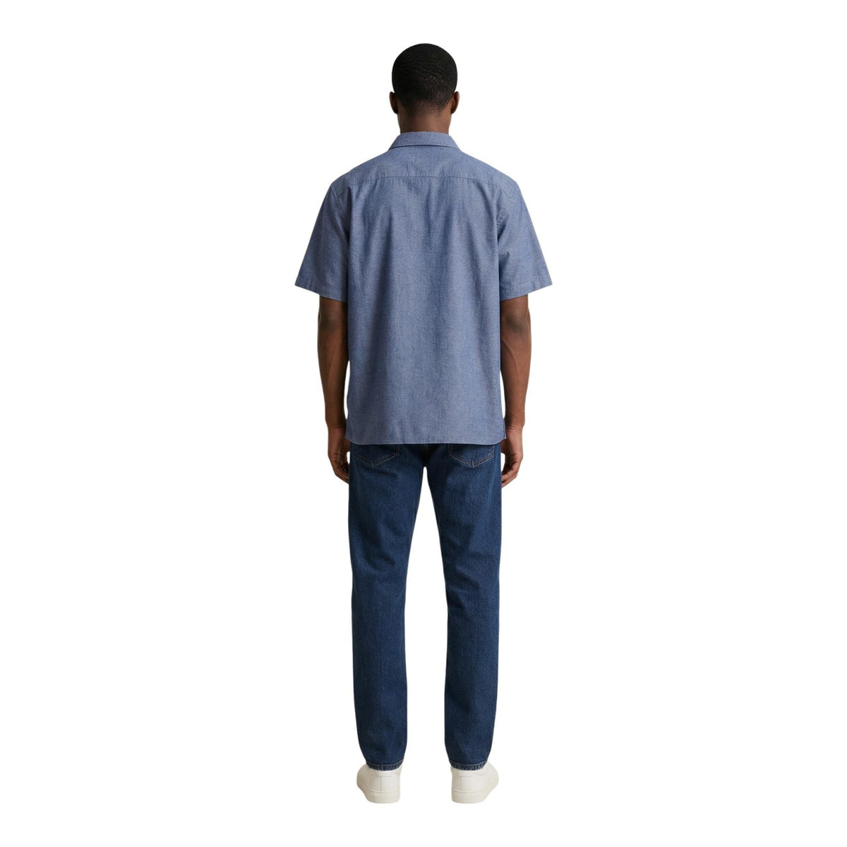 Image 3 : Détail du col classique et des boutons de la chemise Armani Exchange homme en coton bleu chambray — Delvale